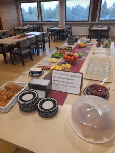 Kuva aamiaisen tarjottavista eräältä tiistailta.