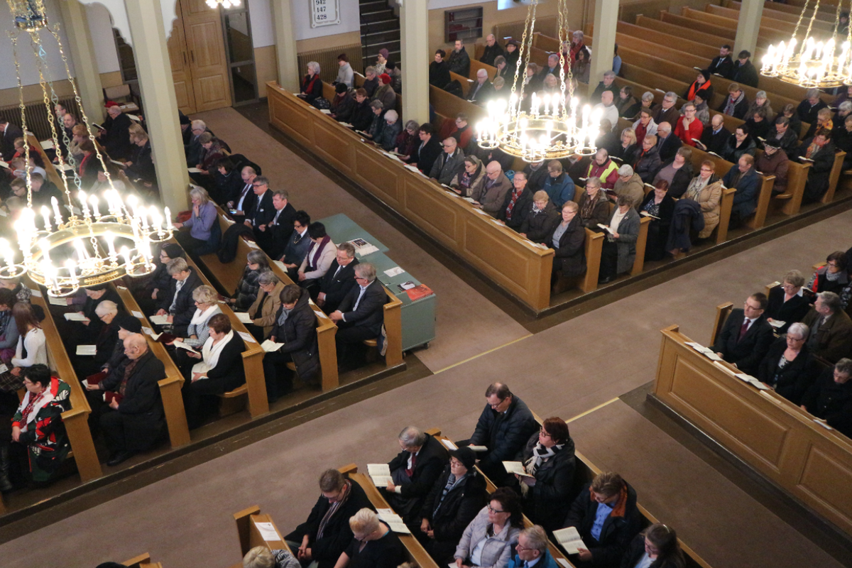 Juvan kirkko täynnä kirkkokansaa