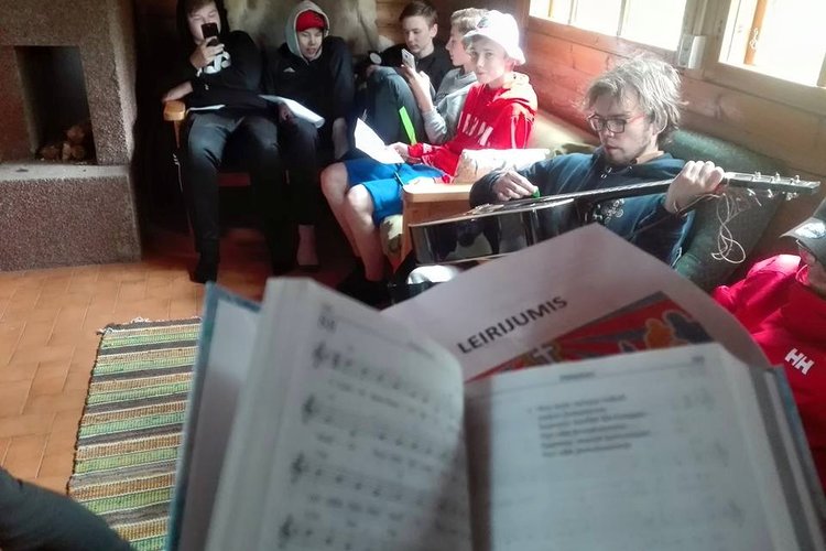 Nuoria laulamassa punaisen kirjan lauluja