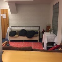 Nuorisotila Kuva nuorisotilasta pöytineen ja sohvineen