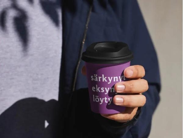 Ihminen jolla kädessä kahvimuki